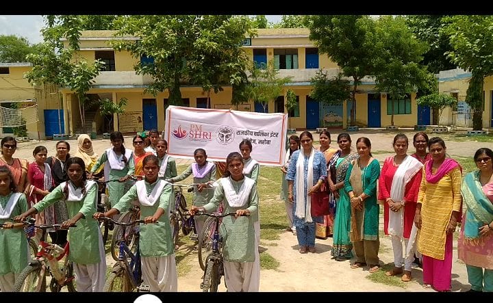 छात्राओं के मध्य साइकिल दौड़ प्रतियोगिता पीएम श्री विद्यालय राजकीय बालिका इंटर कॉलेज महोबा में ,सफल प्रतिभागियों को प्रधानाचार्य ने सम्मानित किया