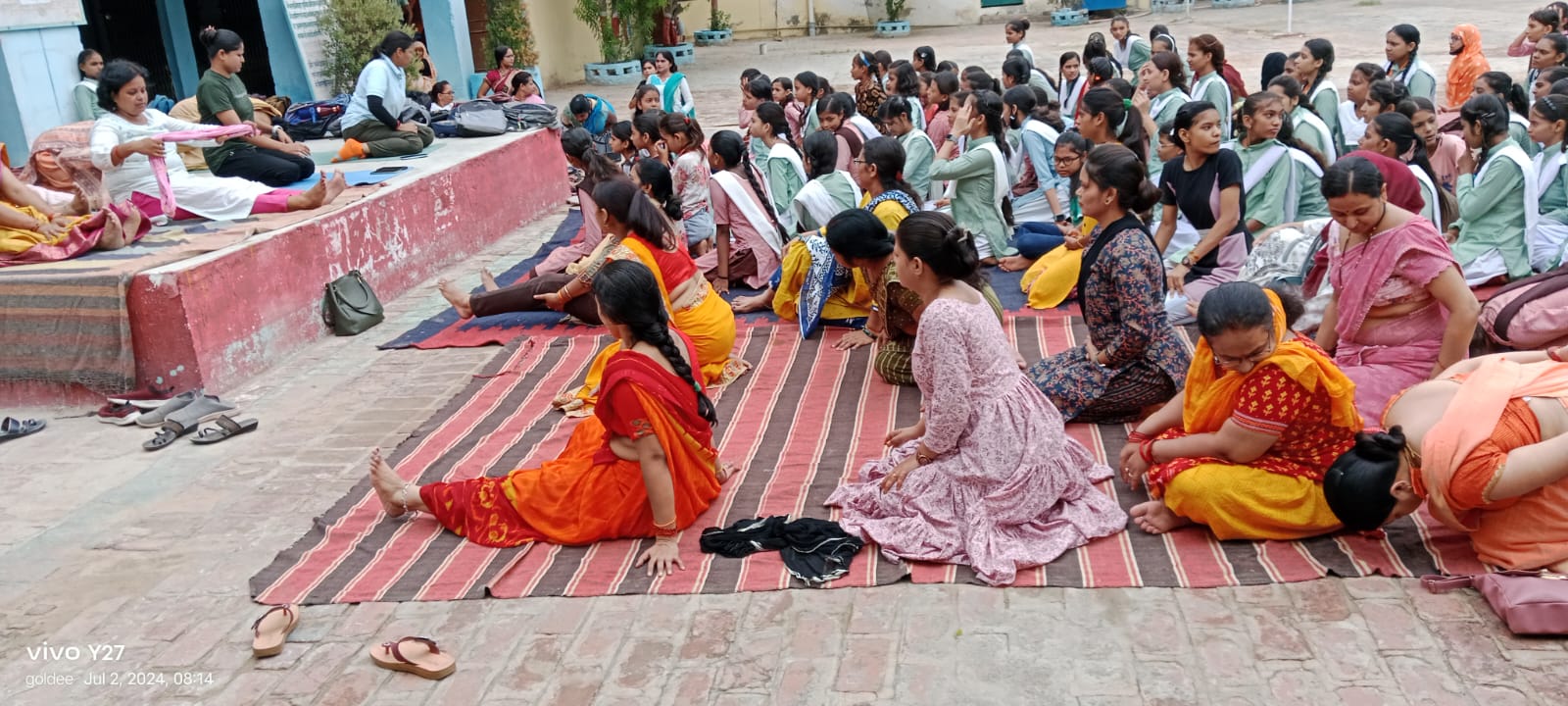 योग प्रदर्शन करते पीएम श्री जीजीआईसी महोबा की शिक्षिकाए प्रधानाचार्य सरगम खरे एवम प्यारे बच्चे